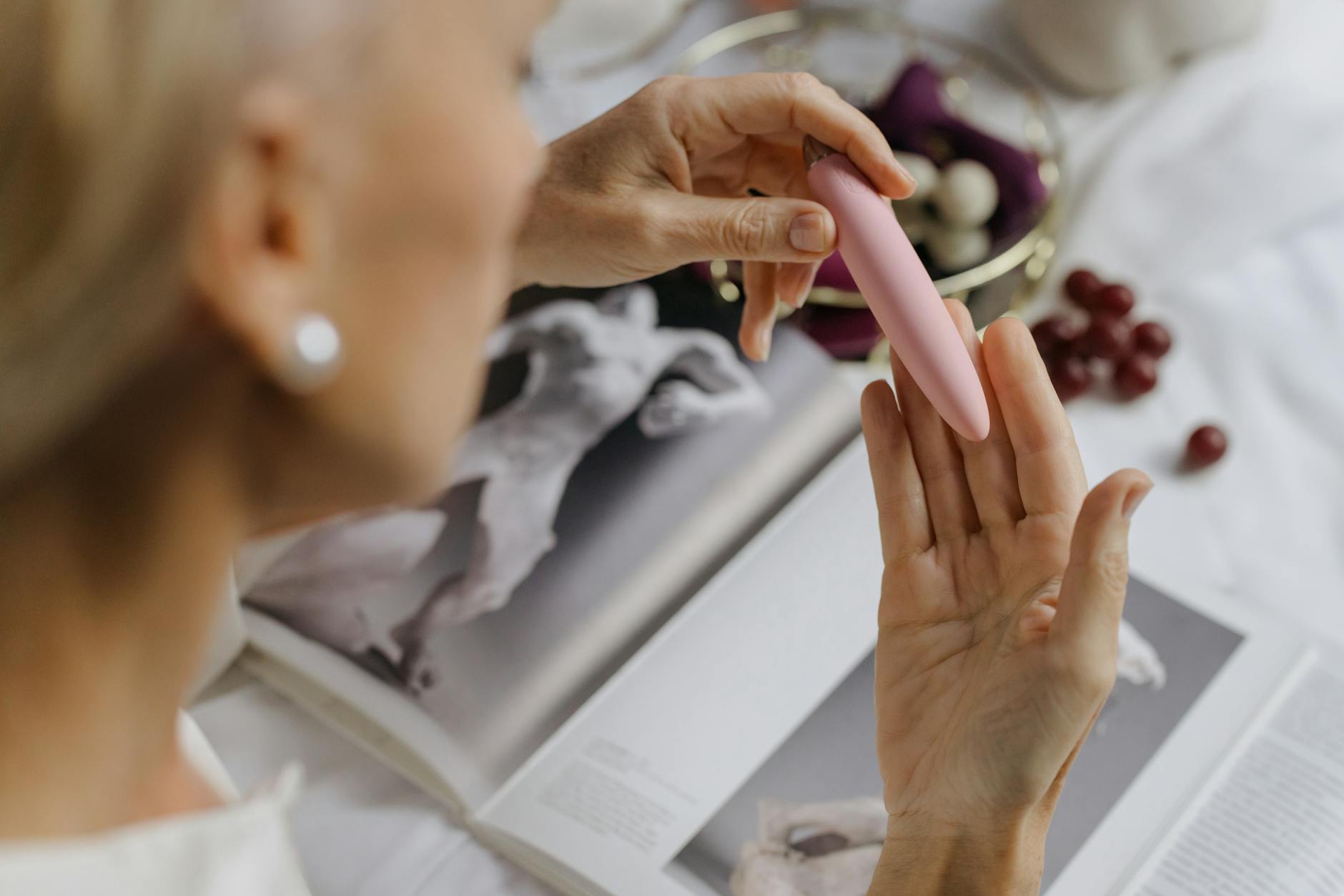Ein junges Paar steht zusammen und hält gemeinsam einen Vibrator, symbolisiert moderne Intimität nach Geburt