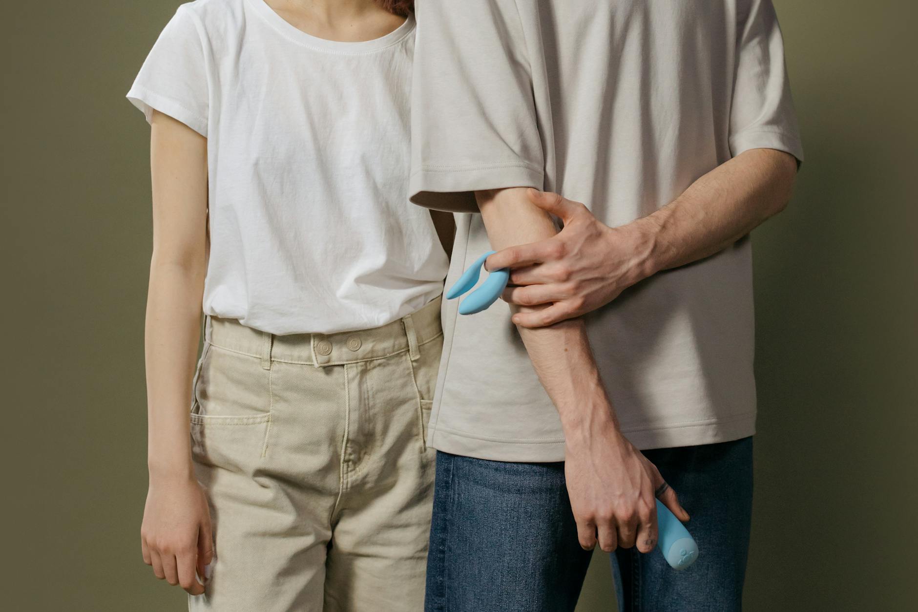 Ein junges Paar steht zusammen und erkundet seine Intimität nach der Geburt mit modernen Hilfsmitteln.