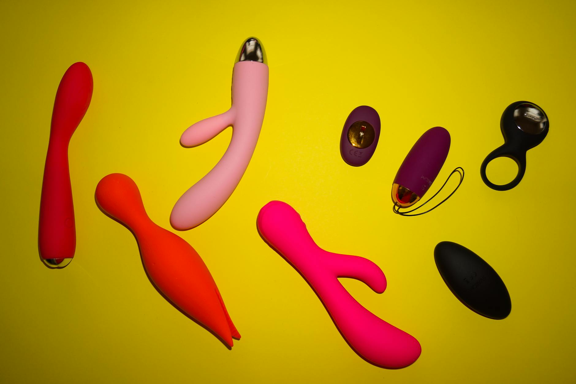 Ein junges Paar steht zusammen und hält einen blauen Vibrator, Symbol moderner Intimität